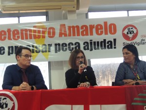 A psicóloga Marisa Costa, ao centro, diretora Elisa Araújo e assessor jurídico Maurício Vieira da Silva