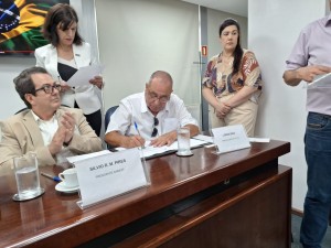 Presidente Dias assina o documento, ao lado o presidente do Sindesp, Sílvio Pereira