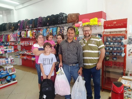 vigilante Abel Gomes Alves, com a família e o nodo da loja, à direita