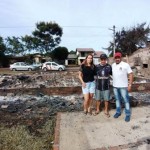 Volmir, a esposa e o diretor José, no local do incêndio