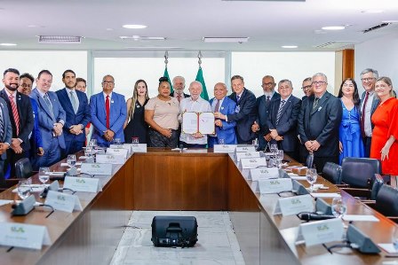 Presidente Lula durante a sanção do Estatuto da Segurança Privada, com representantes do governo e dos vigilantes. Foto: Ricardo Stuckert/PR